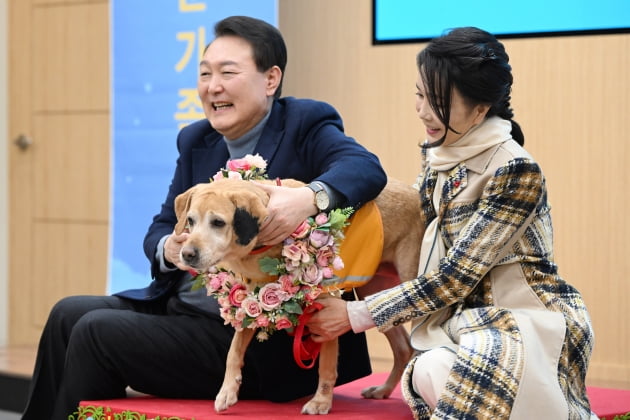 윤석열 대통령과 부인 김건희 여사가 24일 은퇴안내견을 분양 받았다. /사진=대통령실