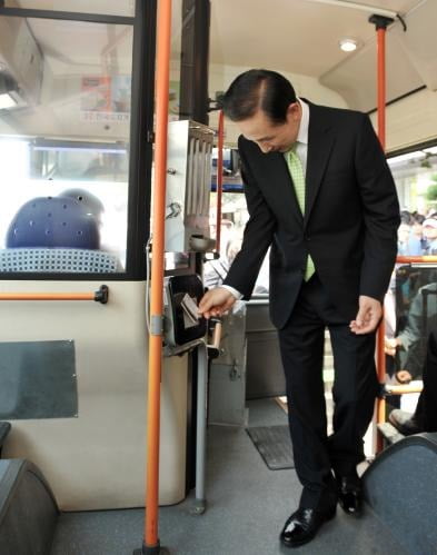 이명박 당시 서울시장은 2009년 8월 15일 서울시청과 청와대 분수대를 잇는 8000번 시내버스에 올라타며 교통카드를 찍고 있다. 사진=e영상사진관