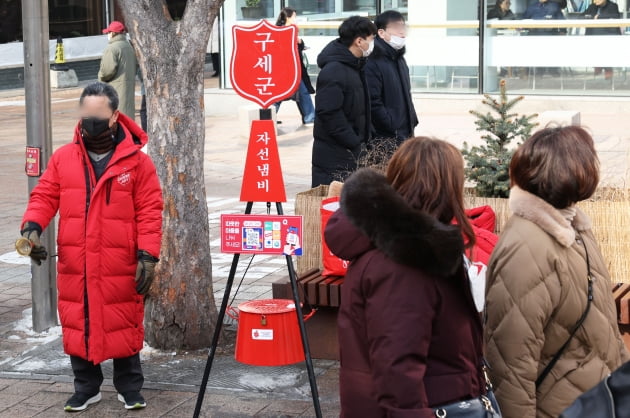 [포토] 한산한 연말 구세군 냄비