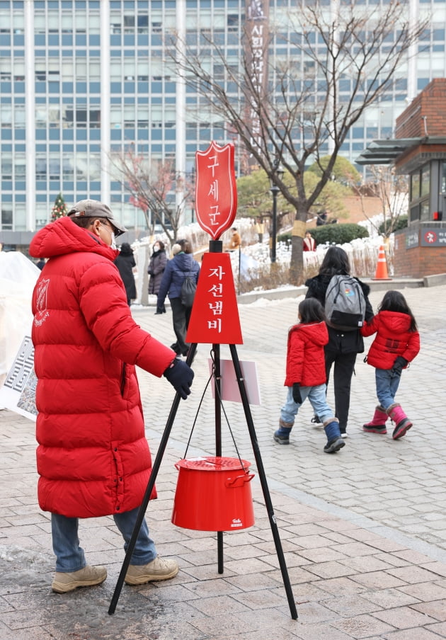 [포토] 한산한 연말 구세군 냄비