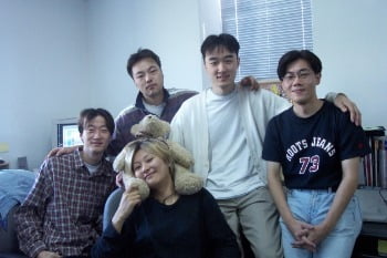 2001년 크레이지아케이드 서비스를 앞두고 개발에 한창이던 박 대표(오른쪽 두 번째). "집에 들어가는 날이 없었다"고 했다.