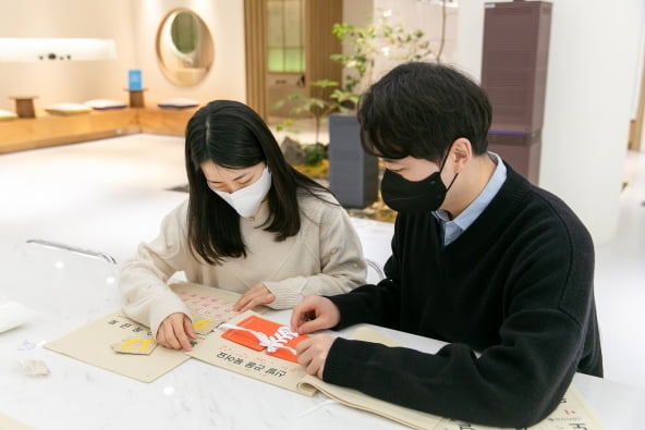 코웨이 임직원이 시각장애 아동을 위한 교구를 제작하고 있다. [사진=코웨이]