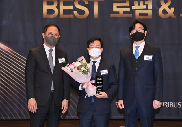 ‘2022 대한민국 베스트 로펌&로이어’ 밴드B 전문성 부문 최우수상은 법무법인 바른이 수상했다. 12월 27일 한국경제신문사 다산홀에서 열린 시상식에서 김정호 한국경제신문 사장(사진 왼쪽)과 김성한 한국사내변호사회 회장(사진 오른쪽)이 이동훈 바른 대표변호사에게 상을 수여한 뒤 기념촬영을 하고 있다.   사진=이승재 기자.