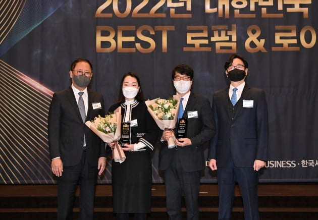 밴드B 우수상을 수상한 법무법인 대륙아주와 법무법인 동인. 왼쪽부터 김정호 한국경제신문사 사장, 이정란 대륙아주 대표변호사, 박홍래 동인 대표변호사, 김성한 한국사내변호사회 회장.  사진=이승재 기자