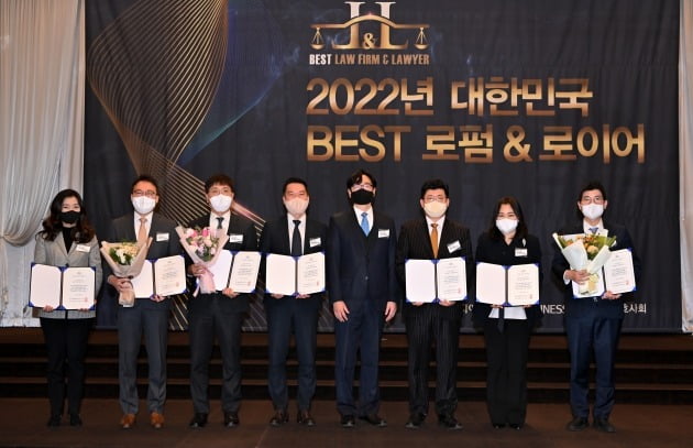 김성한 한국사내변호사회 회장(왼쪽 다섯째)와 베스트 로이어에 선정된 변호사들이 기념 촬영을 하고 있다.  사진=이승재 기자.