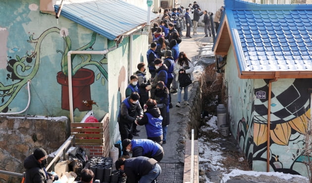 [포토] 기획재정부 복권위원회·동행복권, 소외계층 위한 '사랑의 연탄 나눔' 봉사