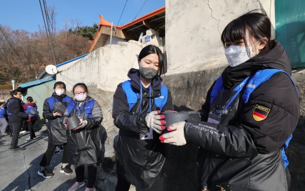 [포토] 기획재정부 복권위원회·동행복권, 소외계층 위한 '사랑의 연탄 나눔' 봉사