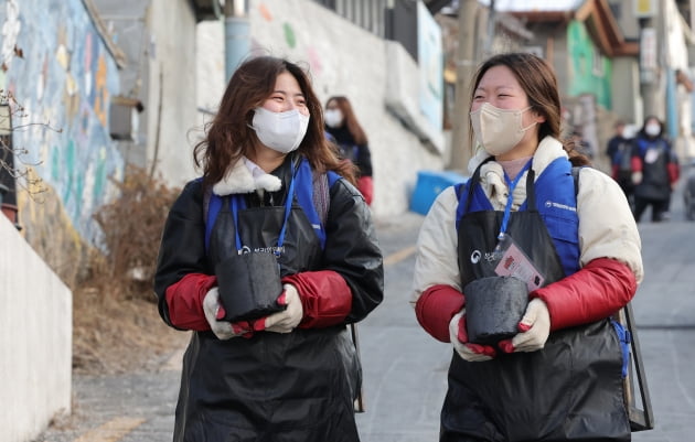 [포토] 기획재정부 복권위원회·동행복권, 소외계층 위한 '사랑의 연탄 나눔' 봉사