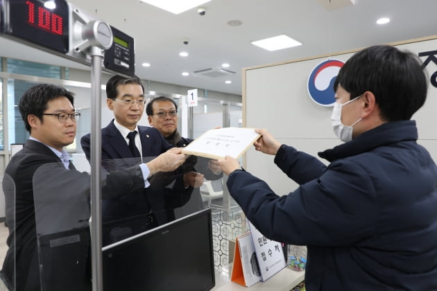 이종엽 대한변호사협회 회장(왼쪽 두번째) 등이 국민권익위원회에 카지노 칩서를 제출하고 있다. 대한변호사협회 제공