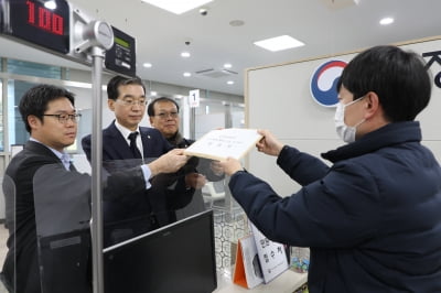 '로스쿨 입학생 수' 놓고 벌어진 싸움…변협, 권익위에 진정