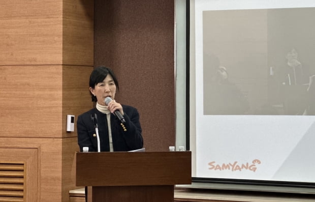 김정수 삼양식품 부회장이 경영 컨퍼런스에서 임직원들을 대상으로 중장기 계획을 발표하고 있다.(사진=삼양식품 제공)