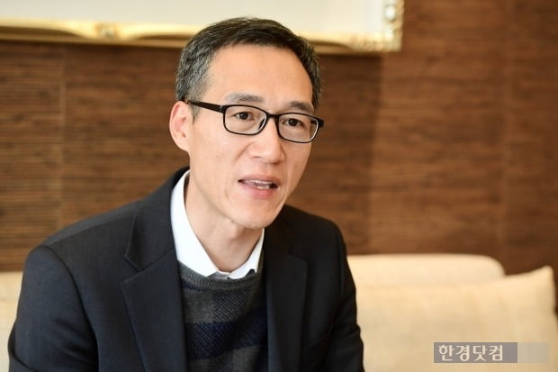 Woo Byung-tak, chefe da equipe imobiliária do WM Consulting Center do Shinhan Bank, explica a doação.  Foto = repórter Byun Seung-hyun.