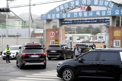 [포토] 신병교육대 들어가는 BTS 진 탑승 차량