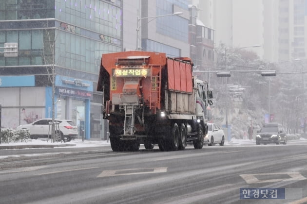 [포토] 퇴근길 앞두고 도로 제설 작업