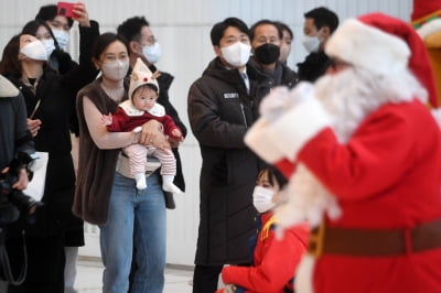 [포토] 산타할아버지에 눈을 못 떼는 아기 천사