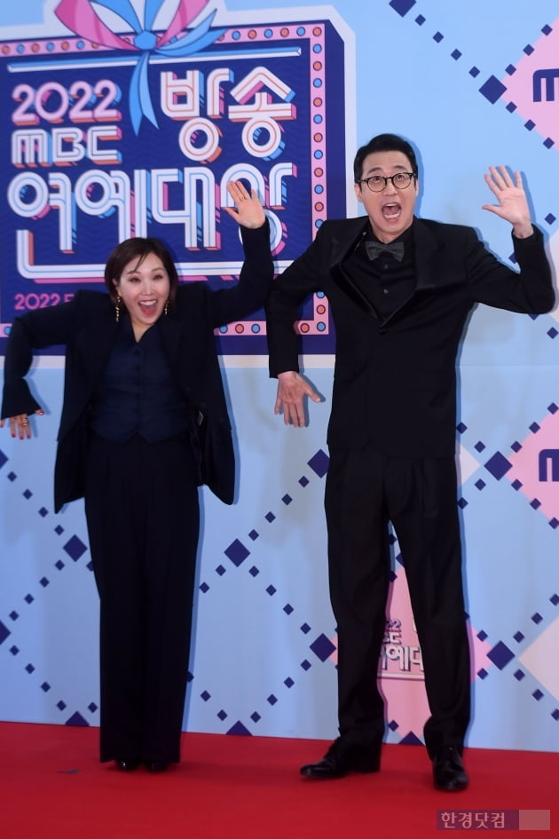 [포토] 신봉선-이윤석, '로큰롤 베이비!'(2022 MBC 방송연예대상)