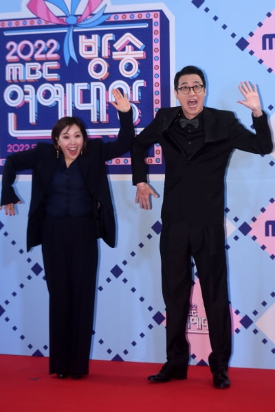 [포토] 신봉선-이윤석, '로큰롤 베이비!'(2022 MBC 방송연예대상)