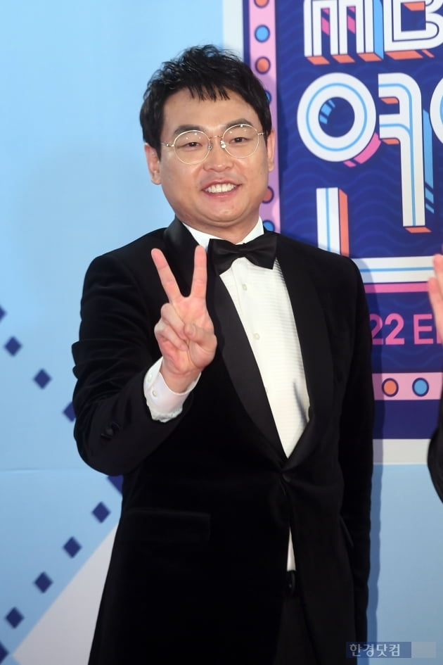 [포토] 박영진, '승리의 브이~'(2022 MBC 방송연예대상)