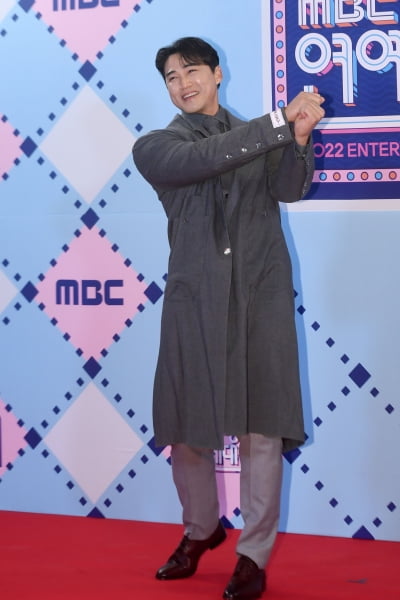  홍성흔, '배우같지만 야구선수입니다~'(2022 MBC 방송연예대상)