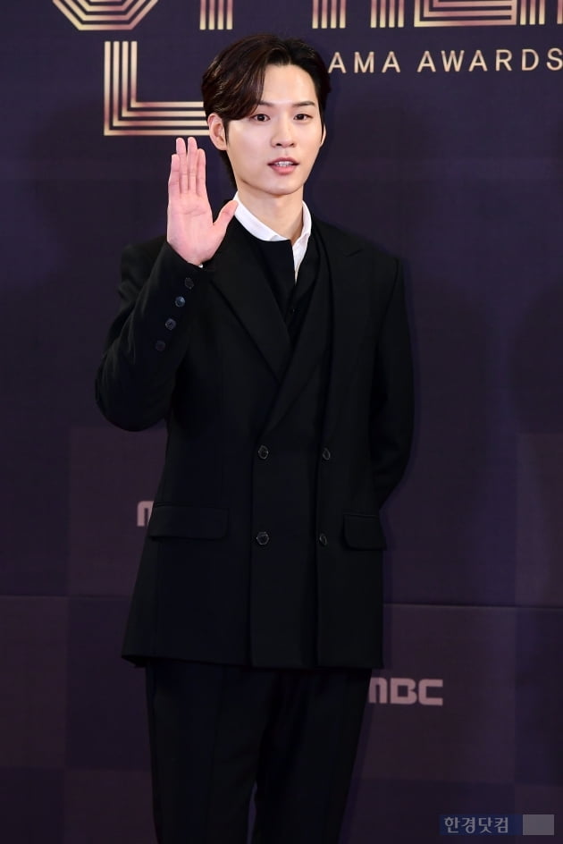 [포토] 윤지온, '사람 좋은 모습에 눈길' (2022 MBC 연기대상)