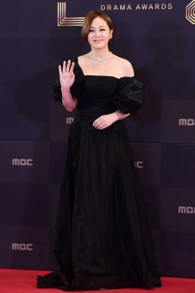[포토] 이승연, '블랙 드레스로 우아함 과시' (2022 MBC 연기대상)