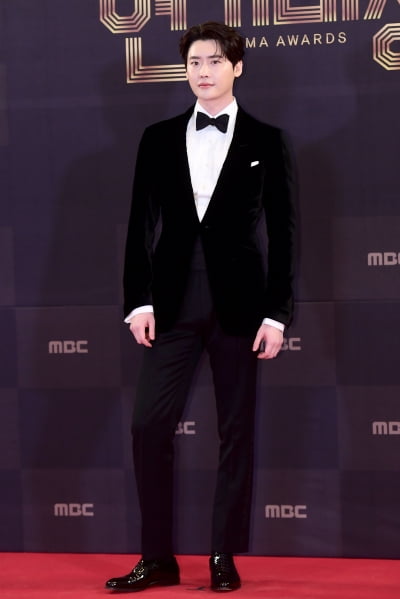 [포토] 이종석, '멋진 슈트핏 뽐내며~' (2022 MBC 연기대상)