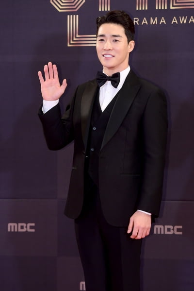  서하준, '멋진 손인사~' (2022 MBC 연기대상)