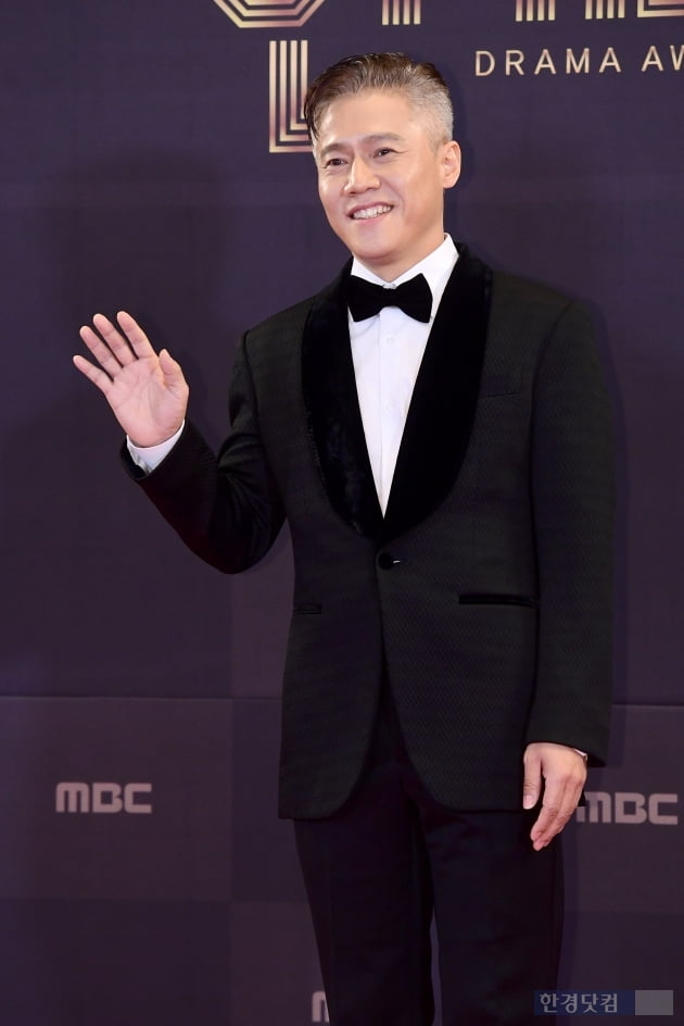 [포토] 박호산, '명품 배우의 멋진 인사~' (2022 MBC 연기대상)