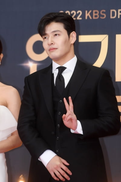 [포토] 강하늘, '트레이드 마크 브이~'(2022 KBS 연기대상)