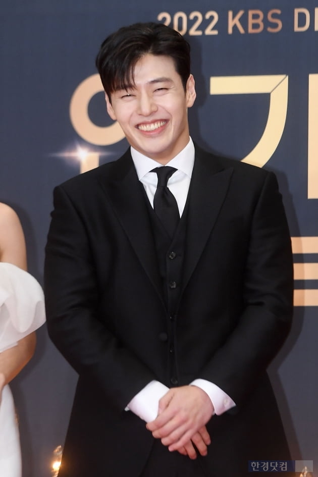 [포토] 강하늘, '무해한 미소'(2022 KBS 연기대상)