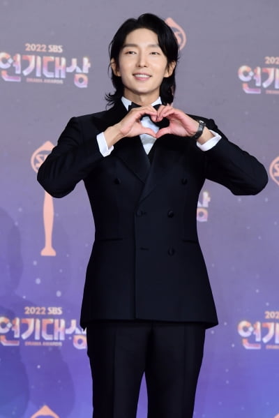  이준기, '팬들에게 보내는 하트~' (2022 SBS 연기대상)