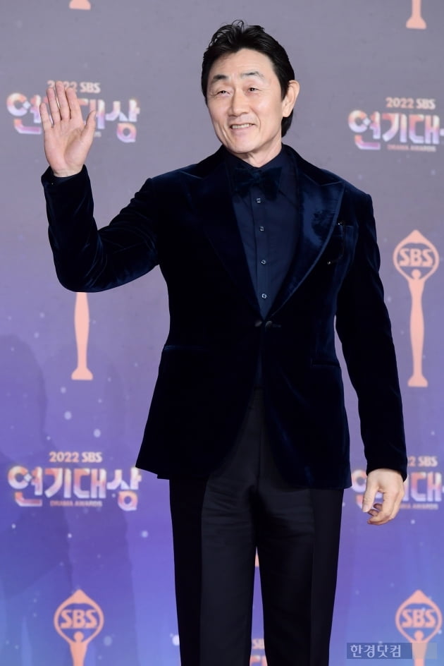 [포토] 허준호, '상남자의 멋진 인사' (2022 SBS 연기대상)