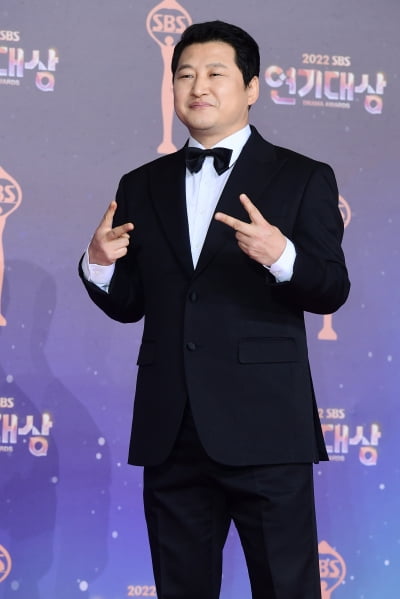 [포토] 박진우, '사무장님의 스웨그 넘치는 포즈' (2022 SBS 연기대상)