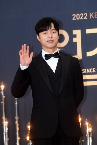 [포토] 오민석, '훈훈한 손인사'(2022 KBS 연기대상)