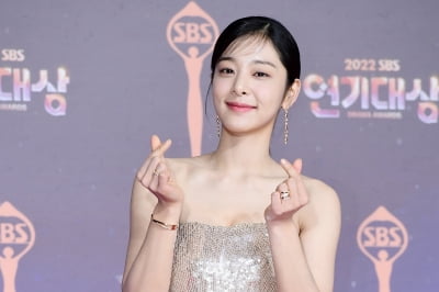 [포토] 설인아, '예쁘게 하트 발사~' (2022 SBS 연기대상)