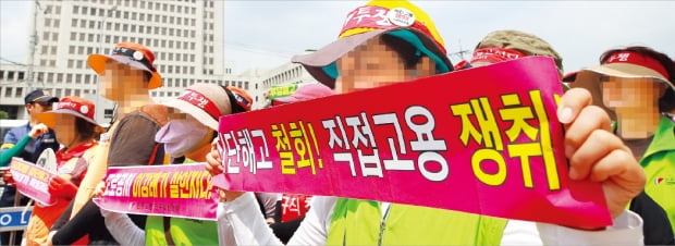 한국도로공사 톨게이트노조 조합원들이 지난 8월 28일 서울 서초동 대법원 앞에서 불법파견과 관련해 대법원의 확정 판결을 촉구하고 있다. 대법원은 이들의 손을 들어주며 도로공사가 직접 고용하라고 판결했다.   연합뉴스 