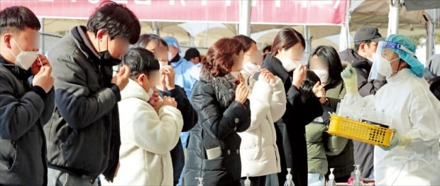 선별진료소를 찾은 시민들이 신속항원검사를 위해 면봉으로 검체를 직접 채취하고 있다. 사진=뉴스1