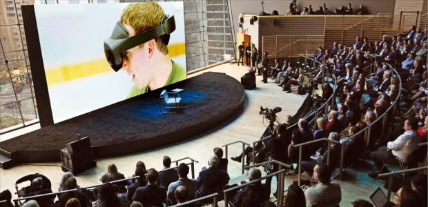 ‘VR 헤드셋’ 사용법 시범 보인 저커버그 30일(현지시간) 미국 뉴욕 재즈앳링컨센터에서 열린 뉴욕타임스의 ‘딜북 서밋’ 행사에 화상으로 참석한 마크 저커버그 메타 최고경영자(CEO)가 가상현실(VR) 헤드셋 착용을 시연하고 있다. 저커버그 CEO는 이날 “모바일 생태계 수익의 대부분이 애플로 간다”며 애플의 앱 수수료 정책을 비판했다.  AFP연합뉴스