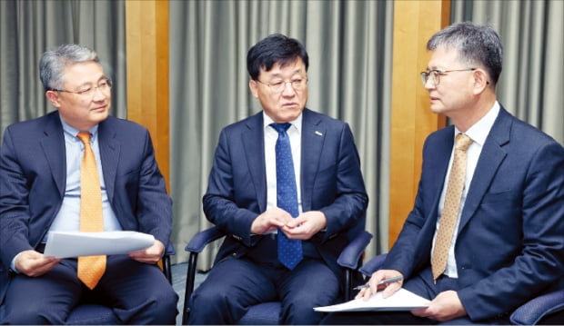 한국경제신문은 5일 서울 중림동 본사에서 화물연대 파업 관련 긴급 좌담회를 열었다. 박민영 인하대 아태물류학부 교수(왼쪽부터), 정만기 한국무역협회 부회장, 김영민 한국시멘트협회 이사가 파업의 문제점 등에 대해 토론하고 있다.  허문찬  기자 