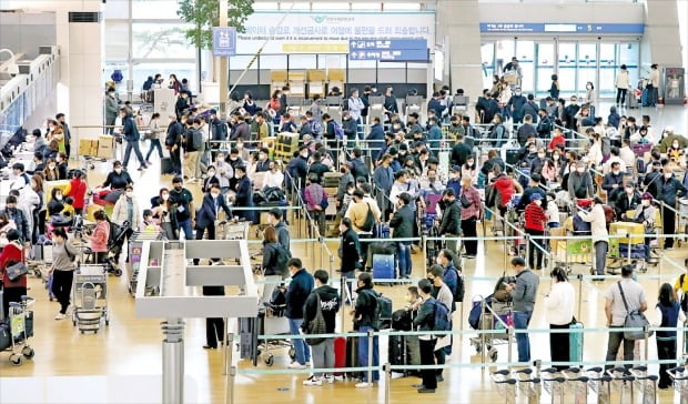 [포토] 인천공항 하루 이용객 11만명…2년10개월 만에 최대 