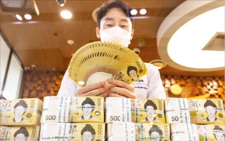 서울 하나은행 본점에서 한 직원이 5만원권 지폐를 정리하고 있다. 
 연합뉴스
 
