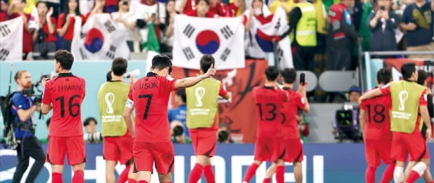 [포토] '투혼 드라마' 쓴 한국축구…그대들은 '최고'였습니다