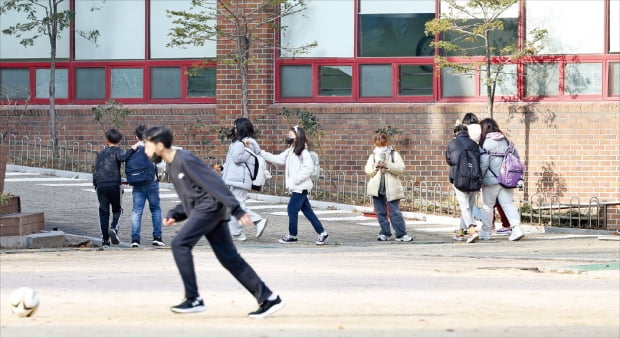 2030년까지 6~17세 학령인구가 26% 줄어들지만 유치원과 초·중·고교 예산은 67% 늘어날 것으로 전망됐다. 7일 서울의 한 초등학교에서 학생들이 하교하고 있다.  김범준  기자 