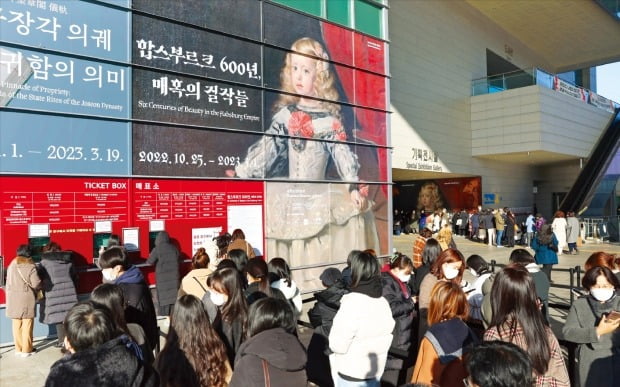 8일 서울 용산동 국립중앙박물관 매표소 앞에 ‘합스부르크 600년, 매혹의 걸작들’ 입장권을 구입하려는 사람들이 줄서 있다. 인터넷 예매분이 매진되자 현장 판매분을 사기 위해서다.  /이솔  한경디지털랩 기자 