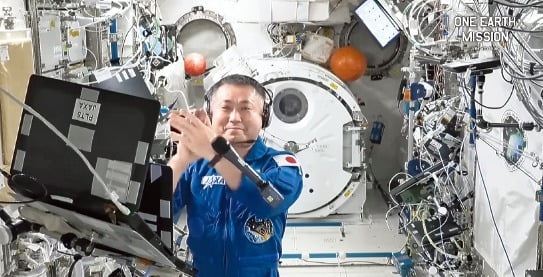 일본인 우주비행사 와카타 고이치가 지난달 23일 오자와 세이지 지휘의 사이토 기넨 오케스트라 연주를 듣고 눈시울을 붉히고 있다. /‘오자와 세이지’ 유튜브 캡처 