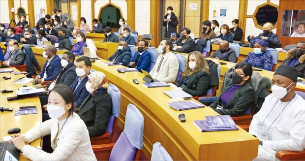 8일 서울 여의도 국회의원회관에서 열린 ‘글로벌 보건의료 협력 강화를 위한 국제 콘퍼런스’에서 40개국 보건부 관계자들이 길버트 번햄 미국 존스홉킨스대 교수의 발표를 듣고 있다. 이날 행사는 사단법인 글로벌투게더, 연세대 보건대학원, 한국수출입은행, 한국경제신문사 등이 공동 주최했다. /김병언 기자 