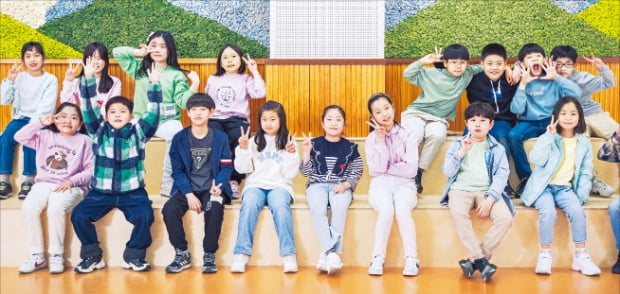 서울 보라매초등학교 강당에 설치된 벽면녹화 앞에서 학생들이 기념촬영하고 있다.  한화그룹 제공 