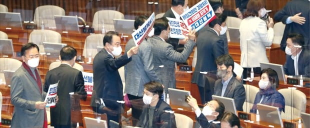 < 항의 퇴장하는 국민의힘 > 국민의힘 의원들이 11일 이상민 행정안전부 장관 해임 건의안 상정에 항의하며 표결 전 국회 본회의장을 빠져나가고 있다. 이날 국회는 ‘이태원 참사’ 책임을 묻겠다는 취지로 발의된 이 장관 해임 건의안을 가결했다.  연합뉴스 