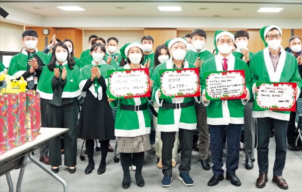박상돈 시장(앞줄 왼쪽 세 번째)이 신세계백화점 천안아산점 직원과 저소득층 어린이들에게 전달할 희망 메시지를 들고 기념촬영을 하고 있다.  천안시 제공
 