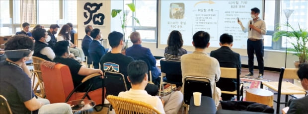 부산국제금융센터(BIFC)에 자리한 부산 핀테크 허브는 입주 기업을 위해 데이터 구매, 빅테크 기업과의 협업을 지원하고 있다. 사진은 최근 열린 입주 기업 성과 발표회.  글로벌핀테크산업진흥센터 제공 